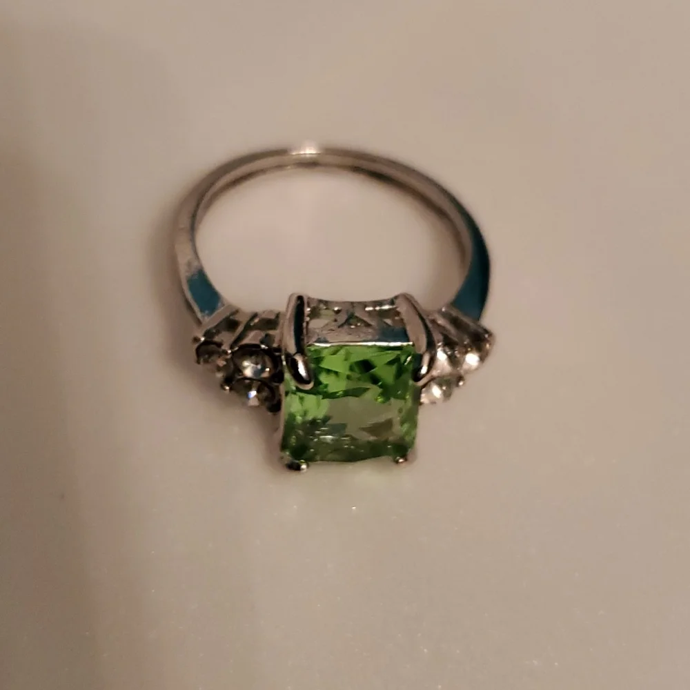 NWOT RING-Silver toned, green square cut setting with clear rhinestones. Size 8 - Picture 5 of 6